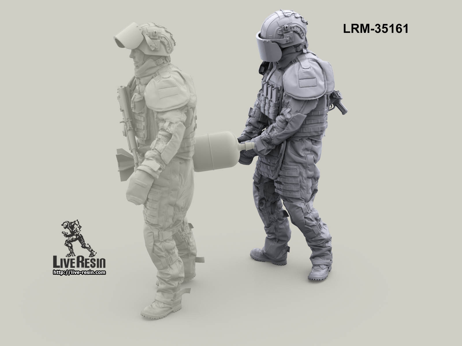 LRM35161 Современный Российский сапер в тяжелом костюме разминирования переносит обезвреженный самодельный снаряд-2 (Не для свободной продажи) Live Resin