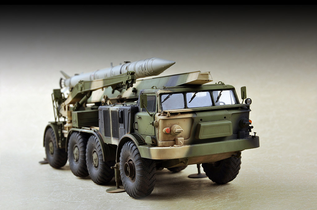 07179P Сборная модель Russian 9P113 TEL w/9M21 Rocket of 9K52 Luna-M Short-range artillery rocket system(FROG-7) Trumpeter