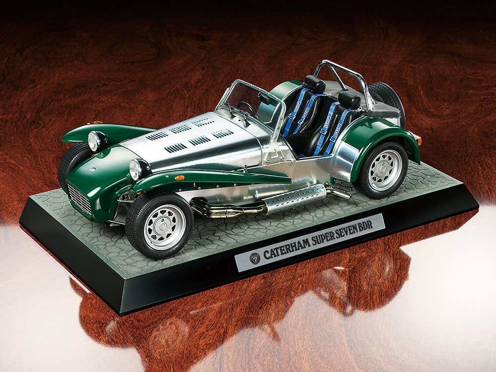 10204 Caterham Super Seven BDR, с подставкой и булыжной мостовой для диорамы Tamiya