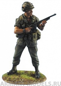 FL35046 US 25th Infantry Division Standing with Ithaca 37 Shotgun